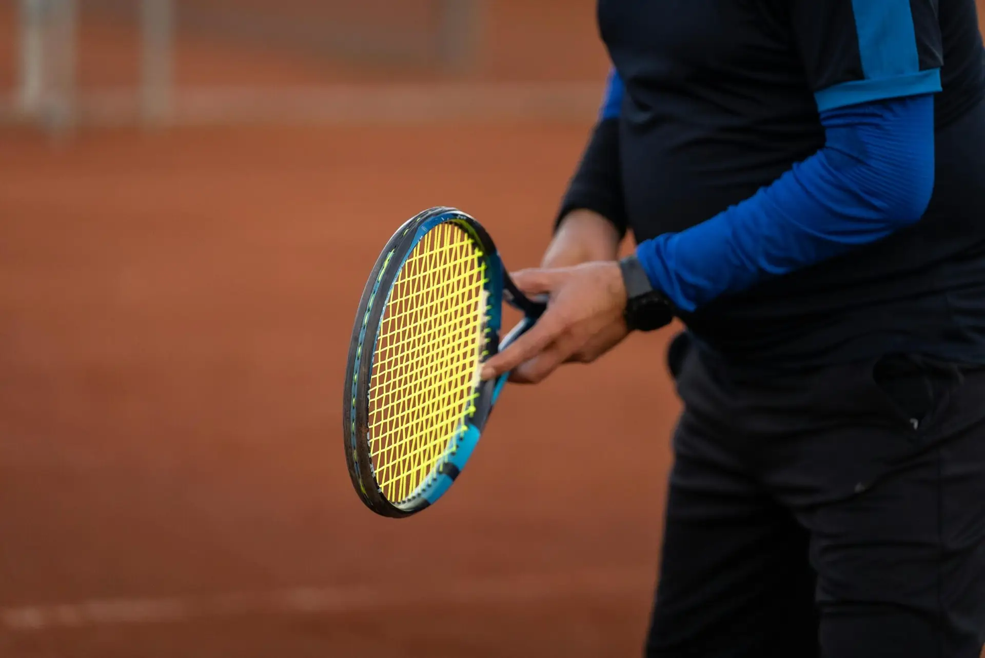 Tennis player holding a tennis racket.